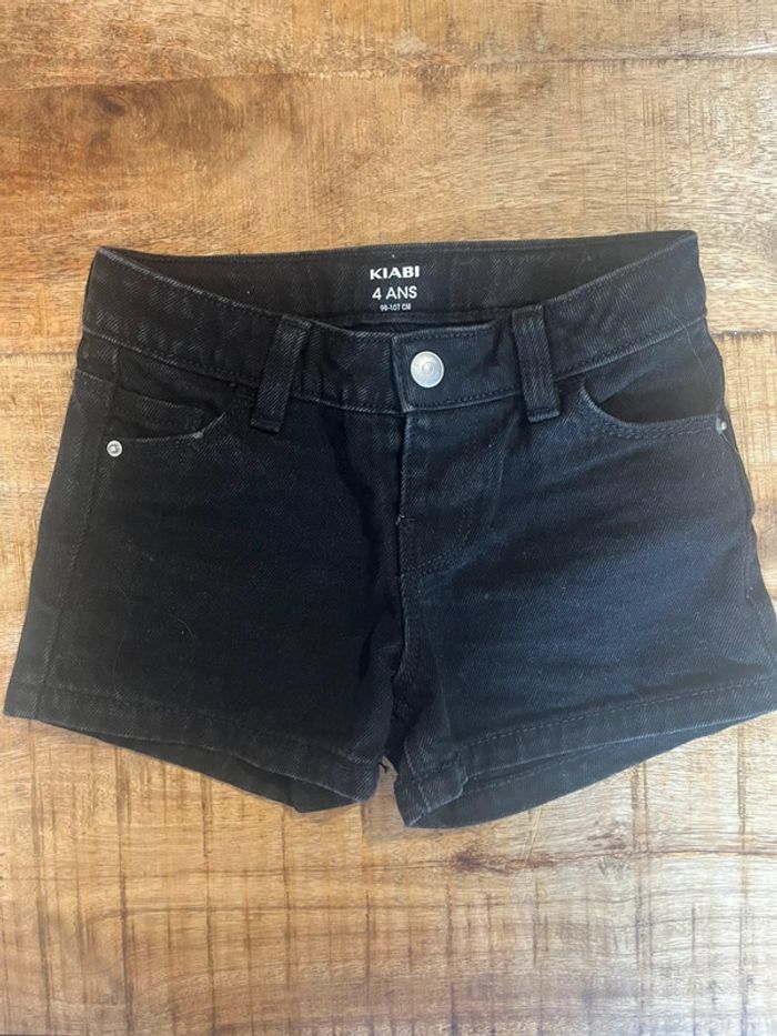 Lot 2 shorts fille 4 ans – Kiabi & Chevignon - photo numéro 2