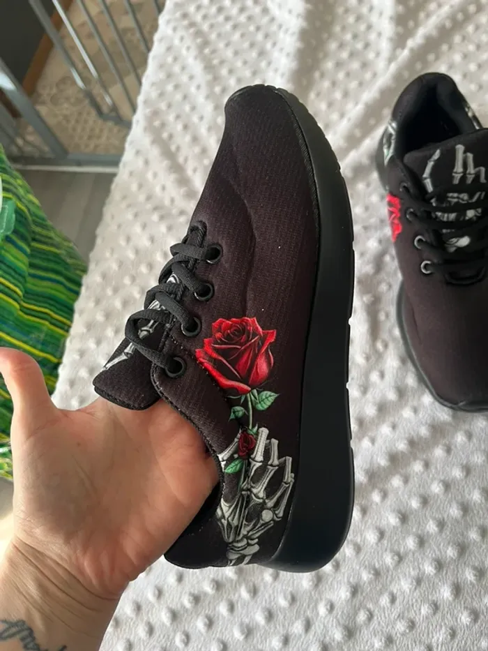 Baskets avec rose neuves (taille 40) - photo numéro 2