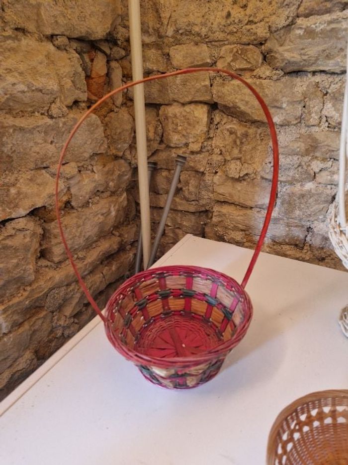Panier en osier rouge
