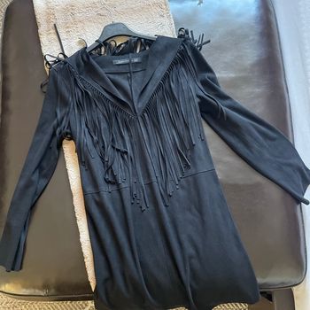 Robe courte en peau ( daim) noire à franges