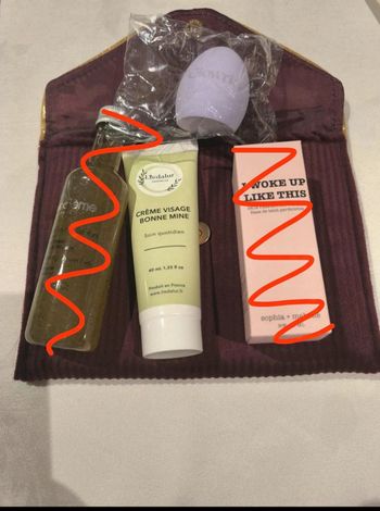 Pochette + 2 produits de soins neuf