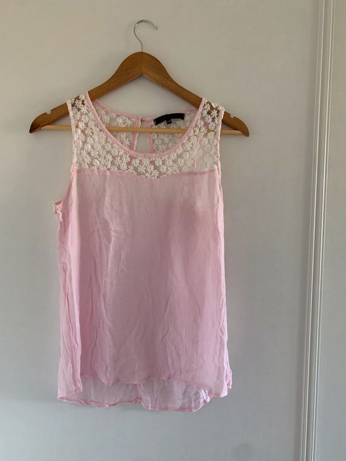 Blouse rose et blanche à broderie
