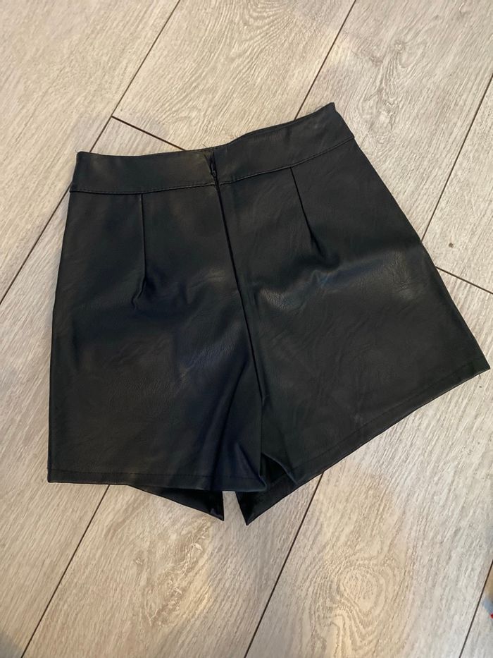 Jupe short simili cuir noir - photo numéro 2