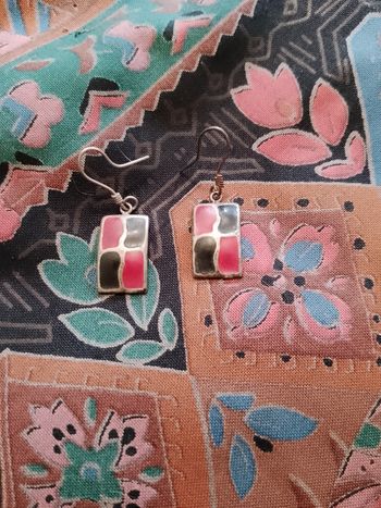 boucles d'oreilles rouges/noires sur métal argenté vintage années 90.