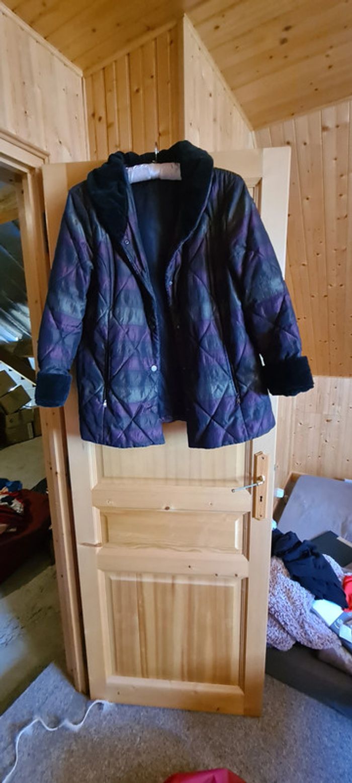 Manteau gris foncé et bordeaux