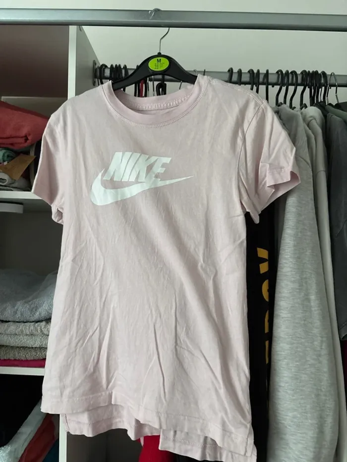 Tee-shirts Nike rose