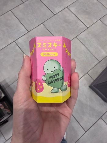 Figurine smiski happy birthday