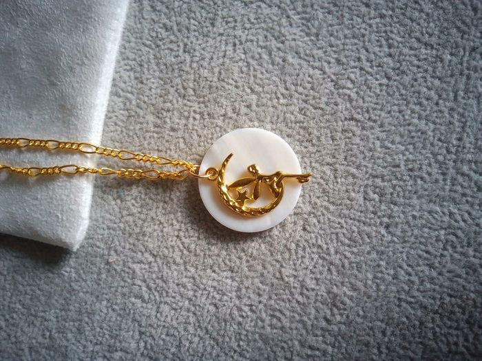 Collier petite fée sur disque de nacre blanche - photo numéro 2