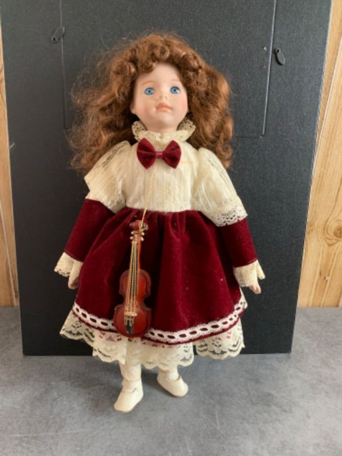 Poupée en porcelaine 40 cm + autre