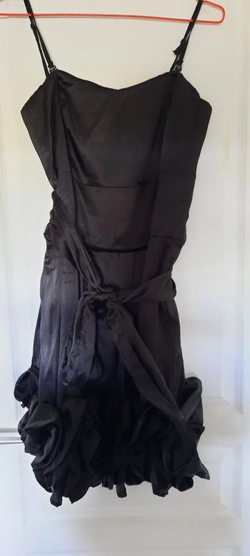 Robe plissée noire à ceinture ruban et bas froufrou