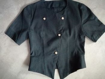 Veste noire cotelée faite par une couturière