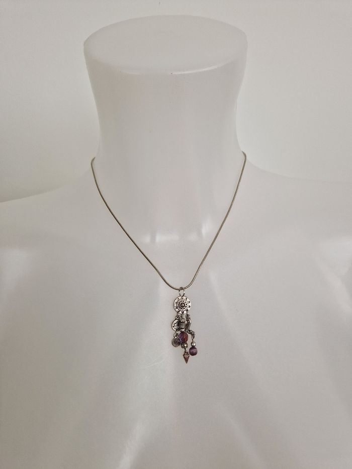 Collier argenté avec décorations et perles rosées - photo numéro 2