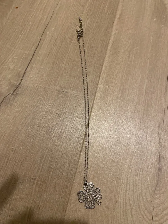 Collier trèfle argenté