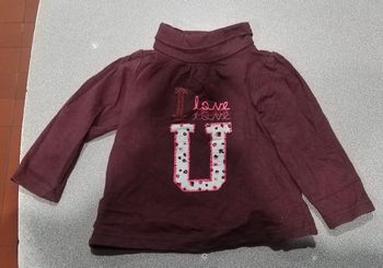 Tee shirt manches longues avec col roulé.