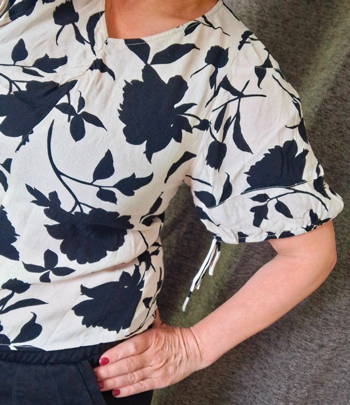Top fleuri beige noir H&M taille S - photo numéro 2
