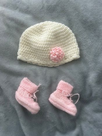 Ensemble bonnet et chaussons en laine neuf bébé