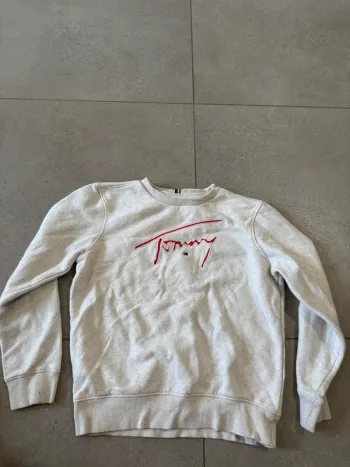 Pull tommy hilfiger, 152cm, bon état mais une petite tache à l'arrière