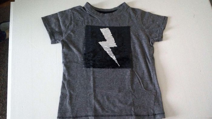 Tee shirt  gris  a  paillette reversible  T7/8A