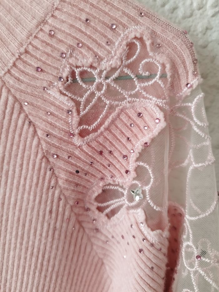 Joli top avec broderies sur les manches