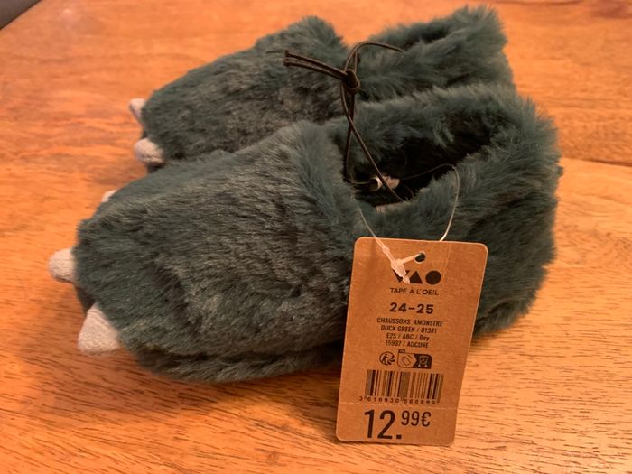 Chaussons neufs tape à l œil 24-25