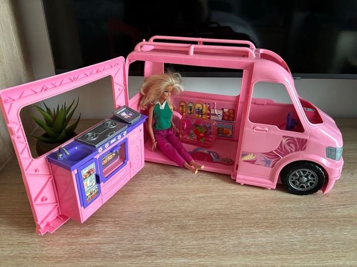 Camping car rose pour poupée Barbie son lumière
