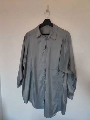 Chemise grise 100% polyester effet brillant 44