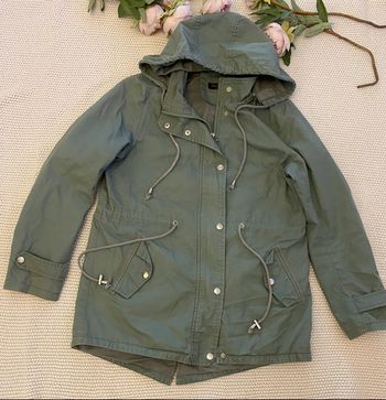 Veste avec capuche pour femme , en très bon état , taille unique 38/40