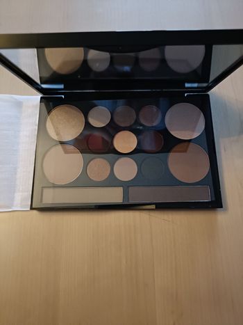 UNE PALETTE DE BLUSH PLUS UNE POUR LES YEUX BECCA