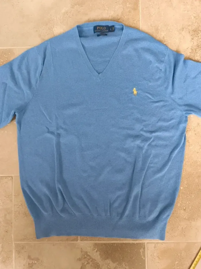 Magnifique pull col V bleu logo jaune Polo Ralph Lauren homme L une petite tâche devant - photo numéro 10