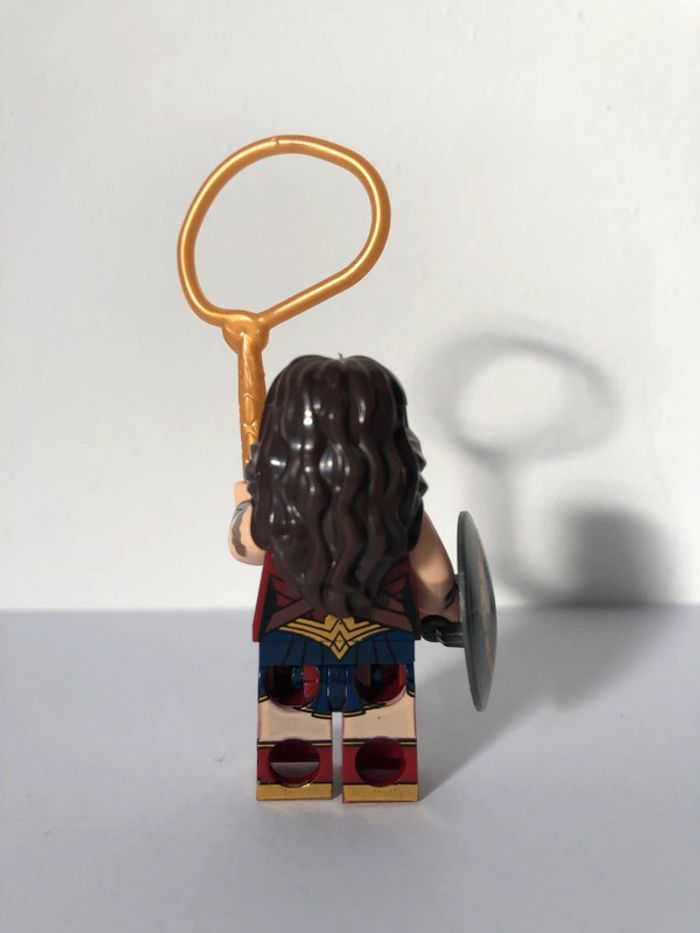 Figurine type lego Wonder Woman. Marvel - photo numéro 4