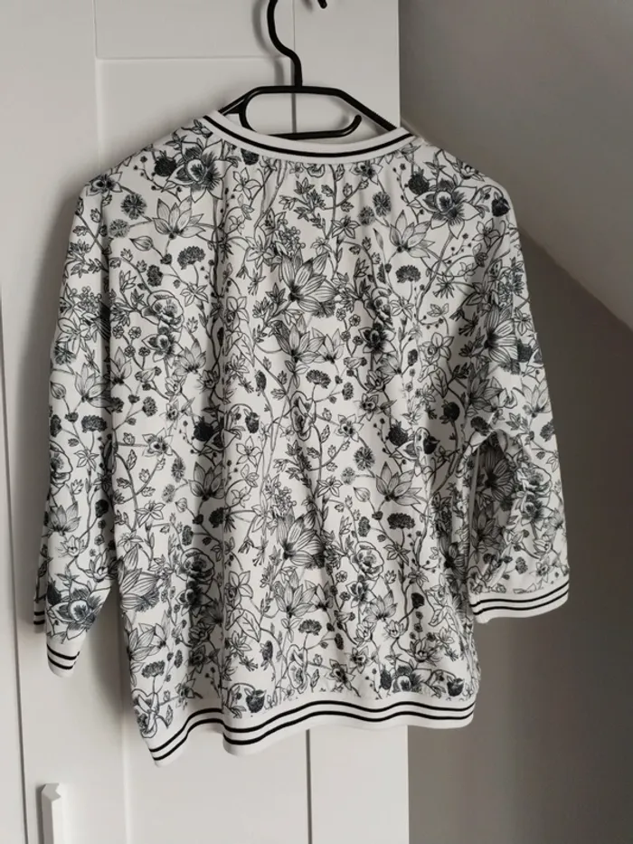 T-shirt floral noir et blanc - photo numéro 2