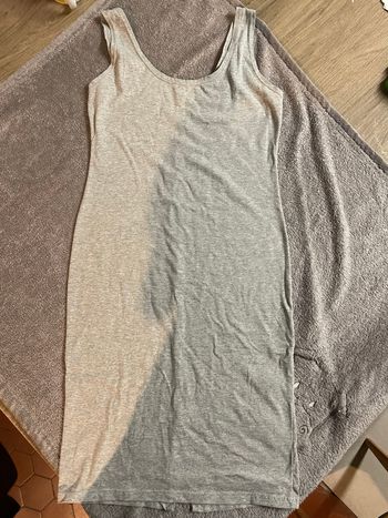 Robe Grise Élégante – Fente Arrière – Taille M – Classique & Moderne