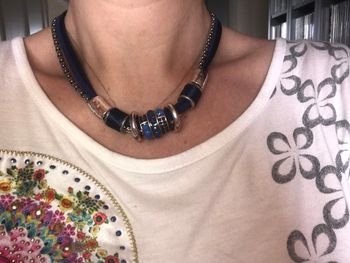 Collier de couleur bleu