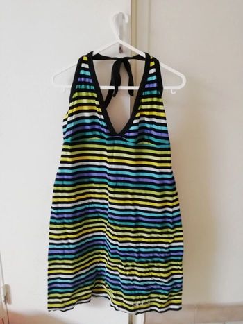 Robe nœud derrière le coup