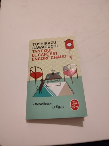 Livre Tant que la café est chaud en très bon état 