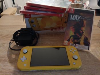 Console Nintendo Switch lite NEUVE avec jeux et chargeur