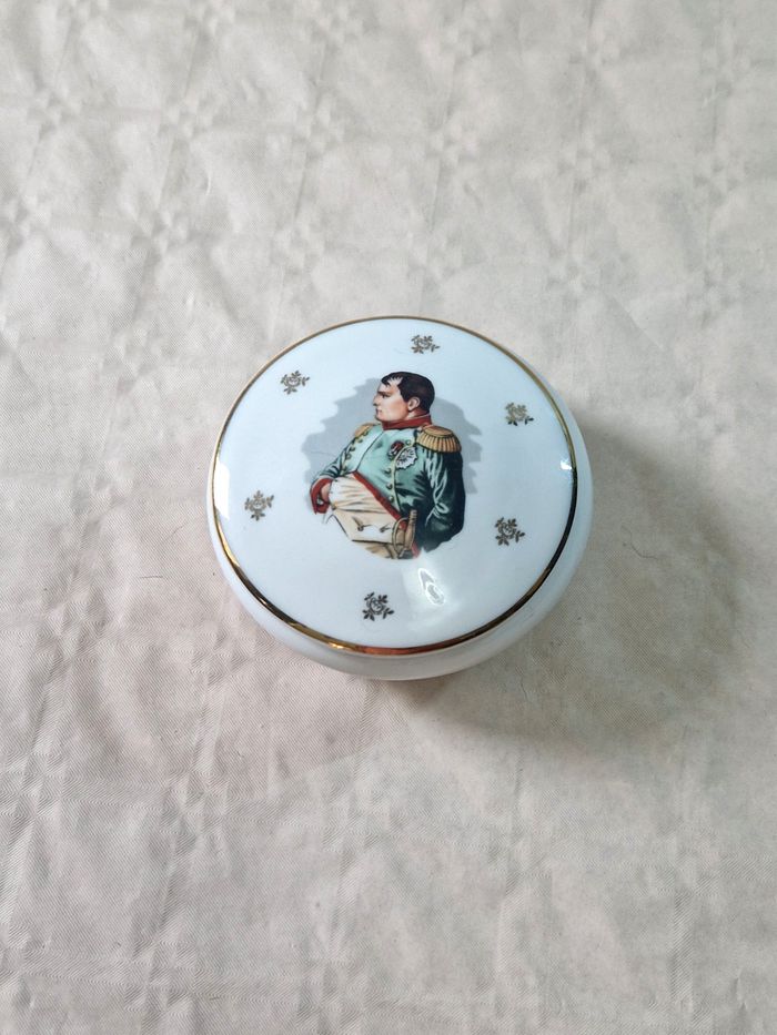 Petite bonbonnière en porcelaine  , Napoléon