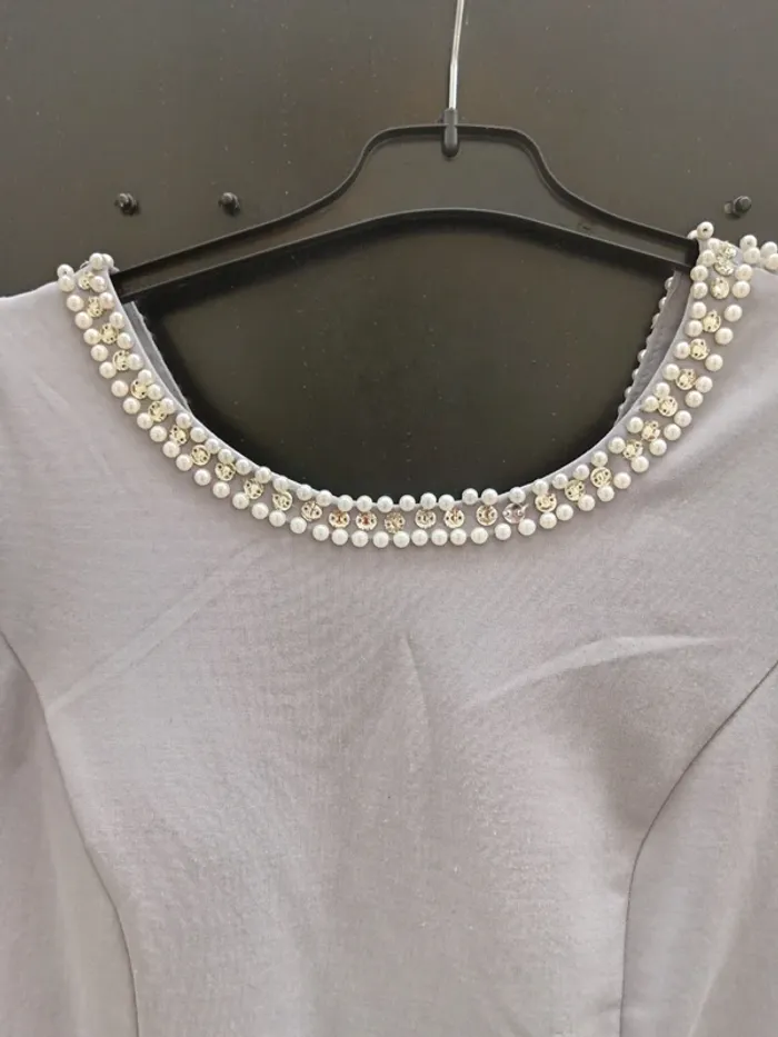 Robe grise avec perle au cou - photo numéro 2