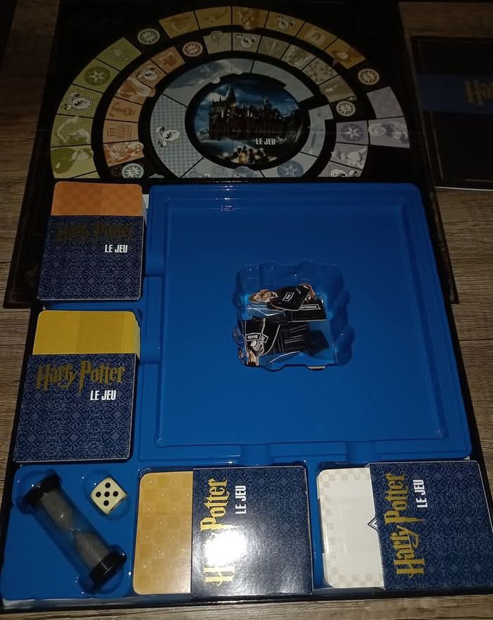 Jeu harry Potter 1000 questions et défis
Gallimard jeunesse à partir de 8 ans 
Les marques sur la boîte c est pas que c est abime mais c est le jeu qui est comme ça
Il a juste était ouvert et utilisé 1 fois - photo numéro 5