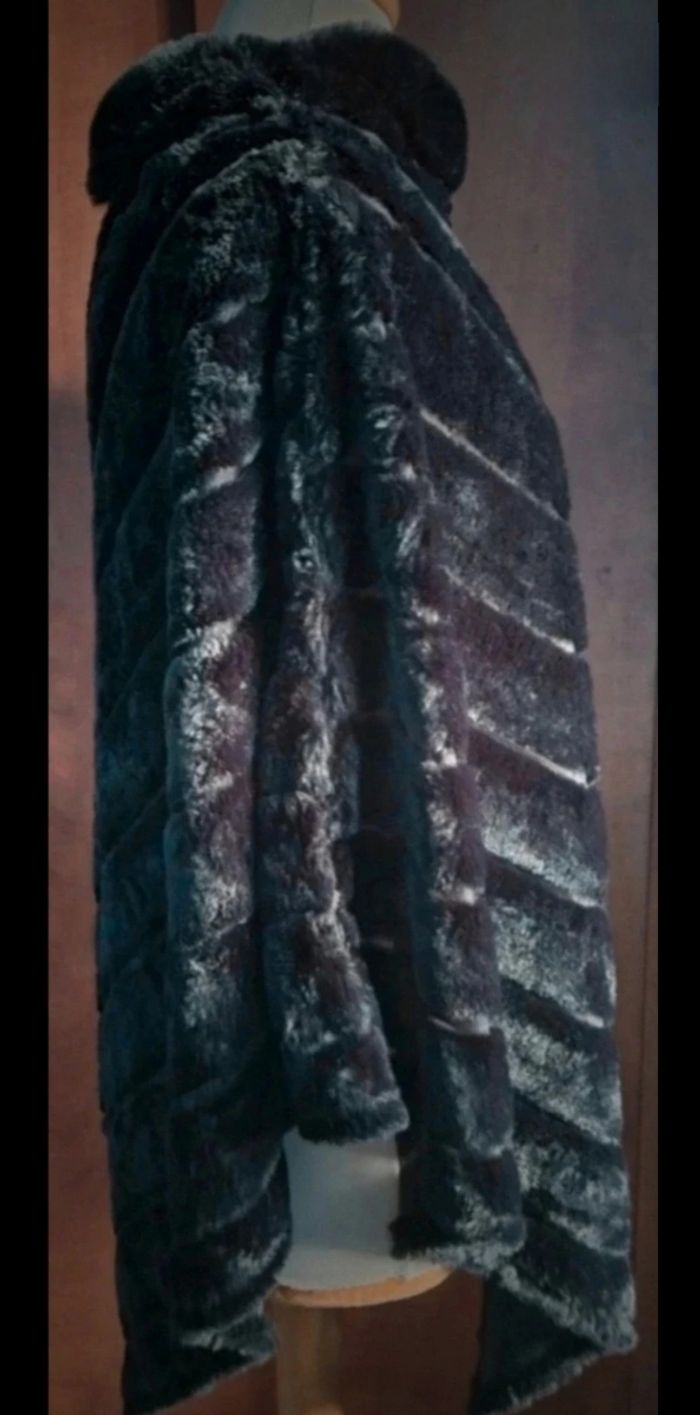 Poncho noir fausse fourrure - photo numéro 4