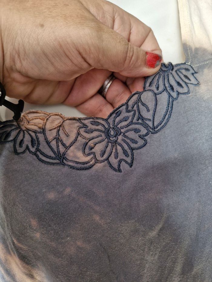 Très beau débardeur décolleté princesse fleurs et graff - photo numéro 3