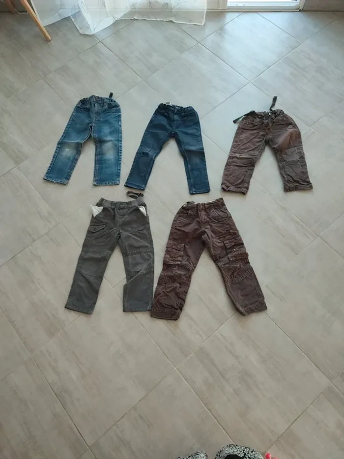 Lot de pantalons 4 ans bien abîmés