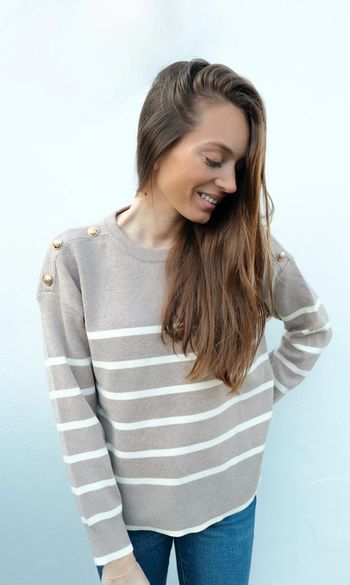 🌟 Pull à rayures beige et blanc avec boutons dorés