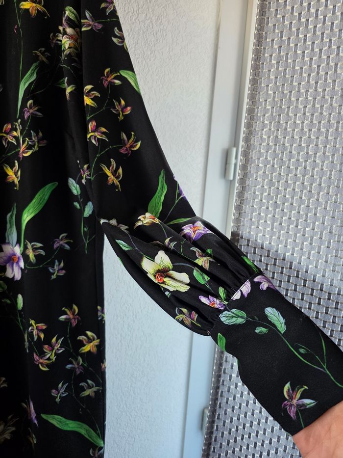 Jolie robe droite noire et fleurie H&M taille 36 - photo numéro 4