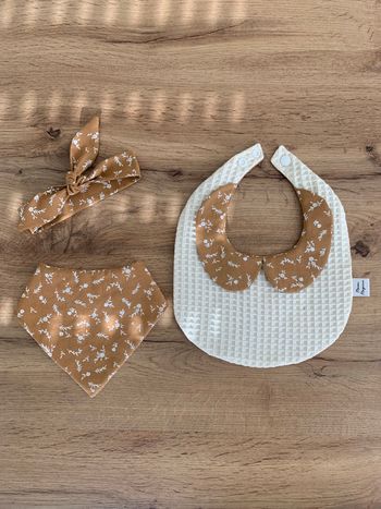 Ensemble bavoir à col Claudine, bandeau à nouer et bavoirs bandana assortis