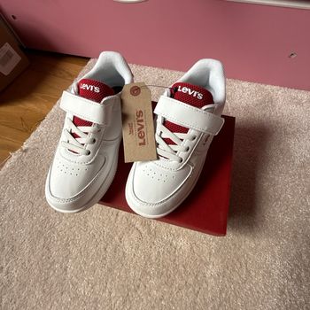 Baskets Levi’s neuves avec étiquette pointure 29