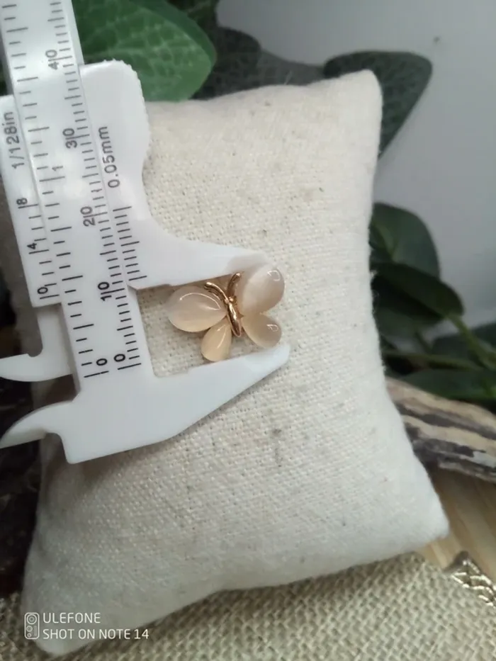 Broche pin's papillon en pierres de sélénite naturelles - photo numéro 2