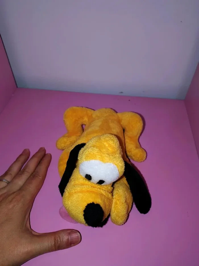 Peluche doudou Mini Pluto Disney Store 2016 chien jaune couché 20 cm - photo numéro 3