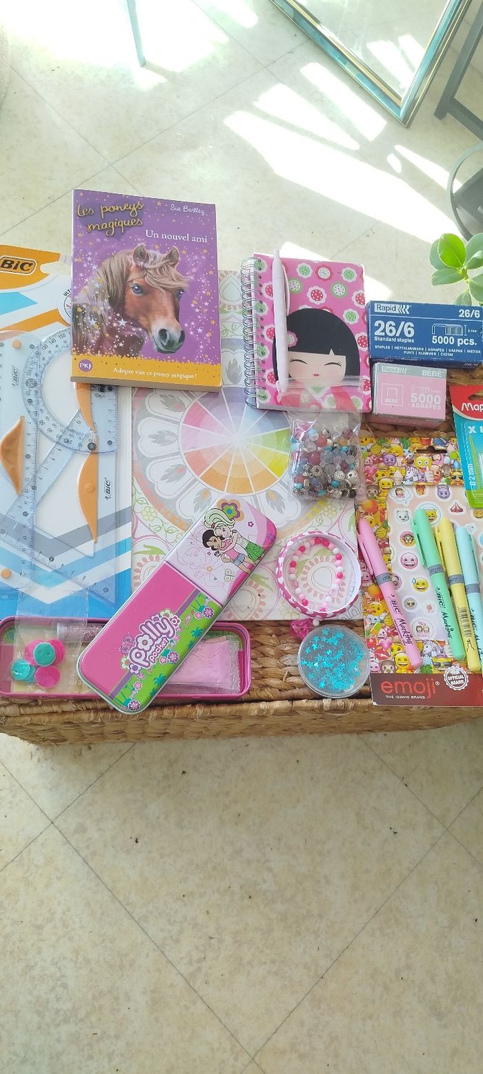 Lot fournitures scolaires pour enfants 🍍