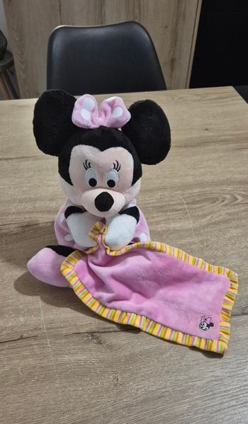Peluche Minnie avec son doudou